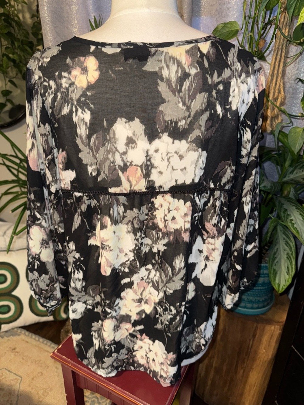 Buffalo David Bitton Black and White Floral Peasant Top - Picture 4 of 4